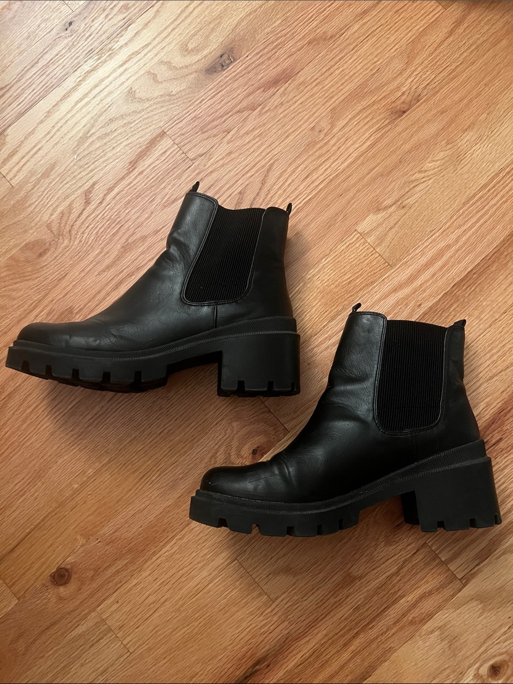 Universal Thread Black Chunky Chelsea Ankle Boots